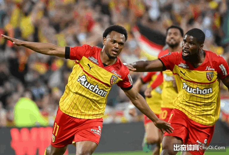 王大雷染红,引发泰山愤,谢文能替补,MANBETX万博赞助,体育赛事合作,品牌赞助资讯,足球赞助信息,体育营销动态