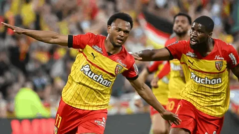 “王大雷染红引发泰山愤怒，谢文能替补下场怒摔水瓶”